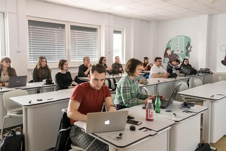 A leendő szakon azt tanítják meg, hogy miként hozzanak létre a hallgatók médiatartalmakat úgy, hogy ezek hatásos, minőségi médiatartalmak legyenek, bárhol is jelenjenek meg •  Fotó: BBTE média szak