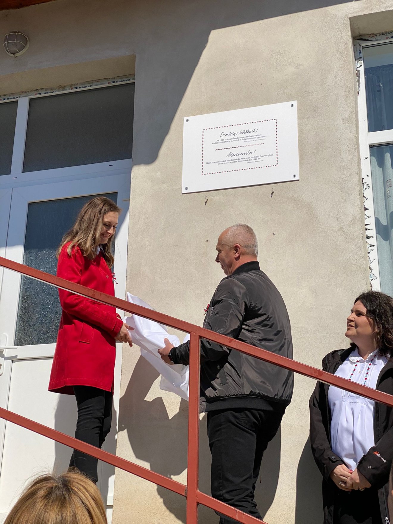 Bodoczi Annamária, a Jövőnk a Szórványban Egyesület vezetője (balra) leleplezte az emléktáblát •  Fotó: Jövőnk a Szórványban Egyesület