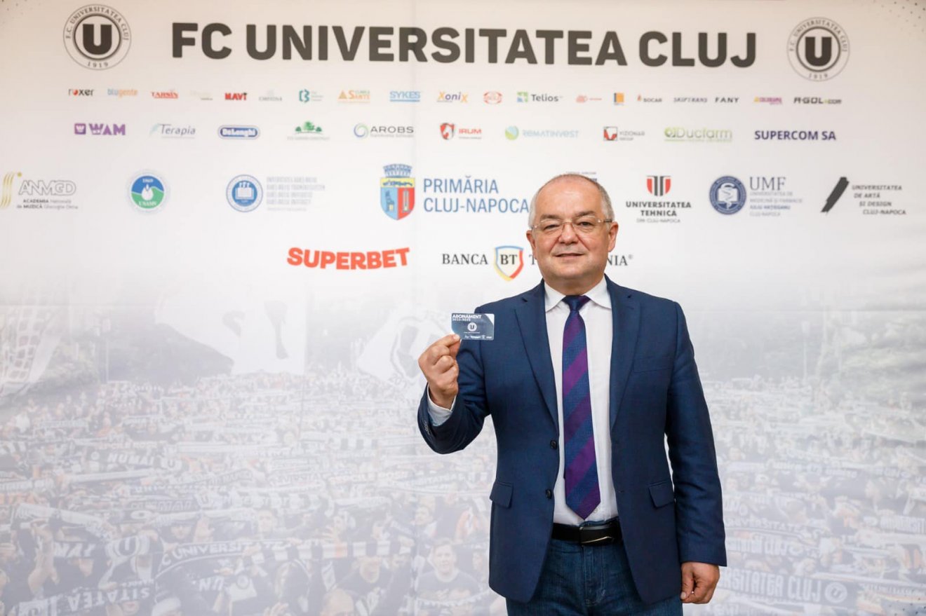 Emil Boc köztudottan U-szurkoló (archív felvétel) •  Fotó: Facebook/Emil Boc