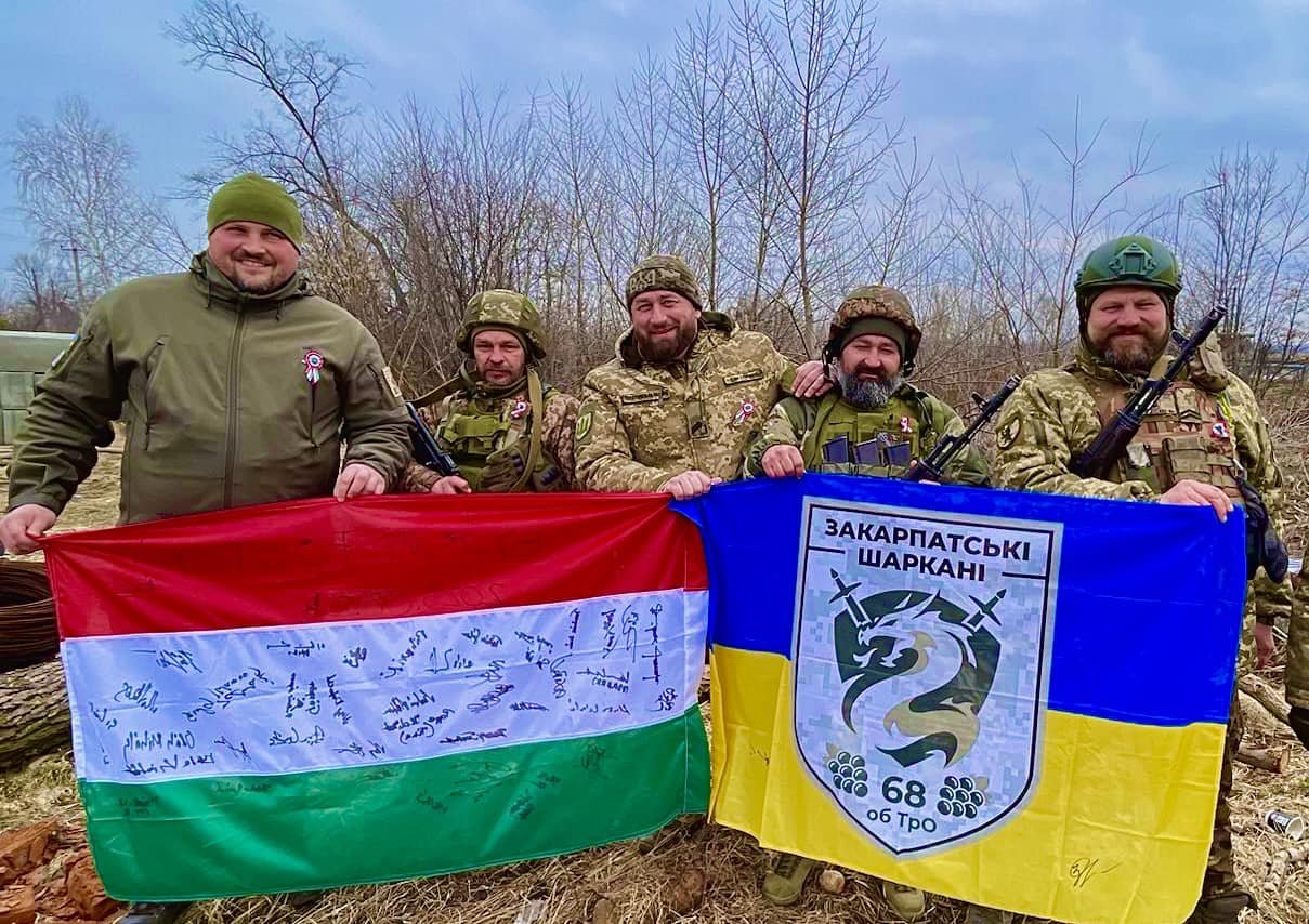 Sándor Fegyir (középen) kárpátaljai bajtársaival •  Fotó: Fegyir Sándor/Facebook