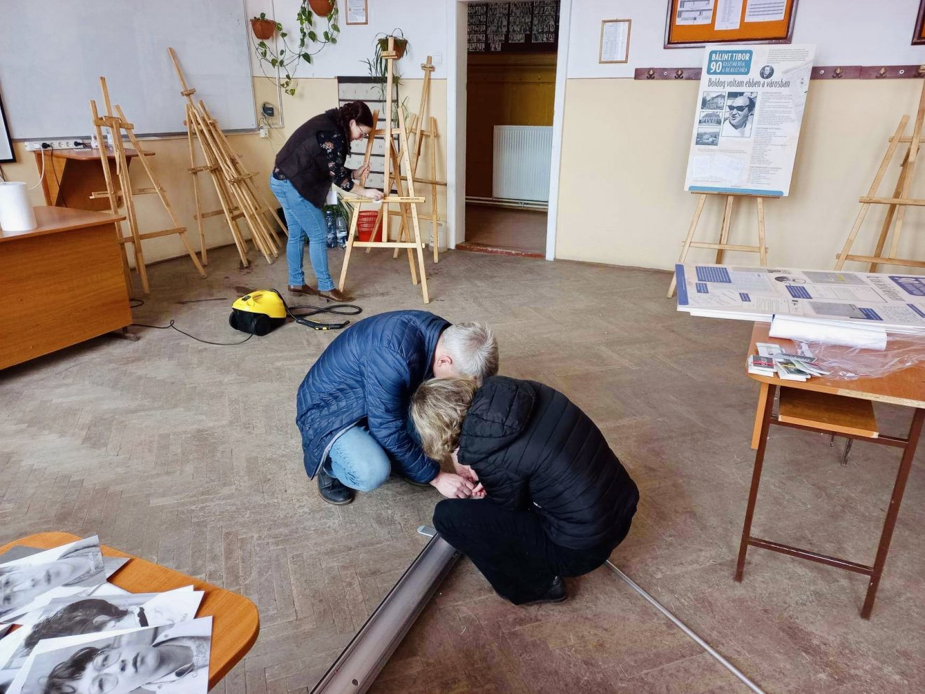 Lapszámbemutatóval, kiállítással, egyéb meglepetésekkel érkezett a kolozsvári Helikon irodalmi folyóirat szerkesztősége Gyergyószentmiklósra, a Salamon Ernő Gimnáziumba •  Fotó: Helikon