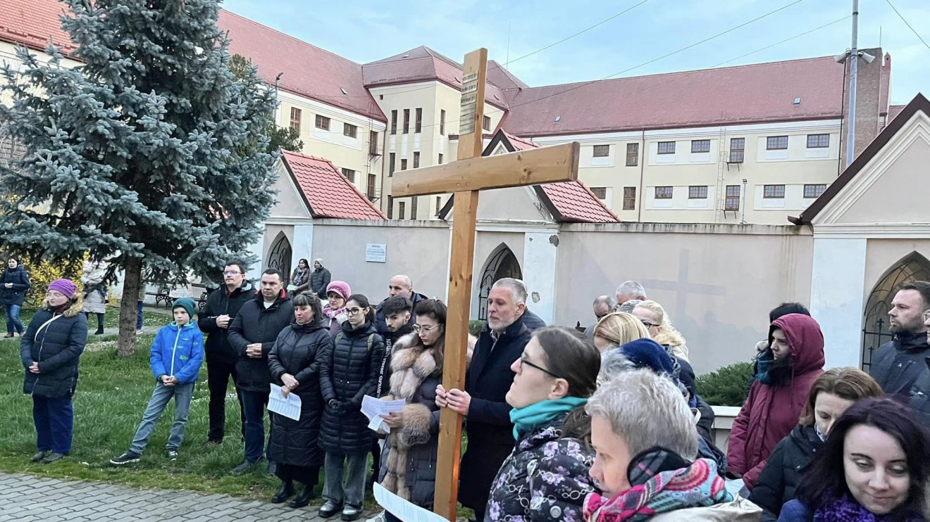 Családosok és fiatalok keresztútja a szatmárnémeti Kálváriatemplomnál •  Fotó: Szatmári Egyházmegyei Ifjúsági Iroda