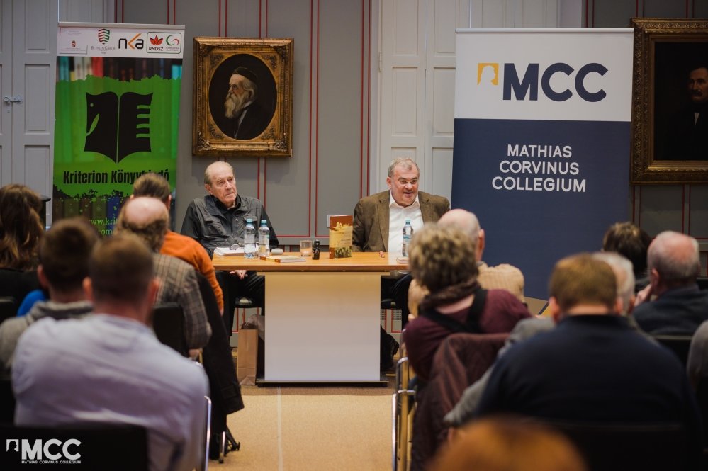 Dávid Gyula (balra) és K. Lengyel Zsolt (jobbra) a kolozsvári könyvbemutatón •  Fotó: mcc.ro