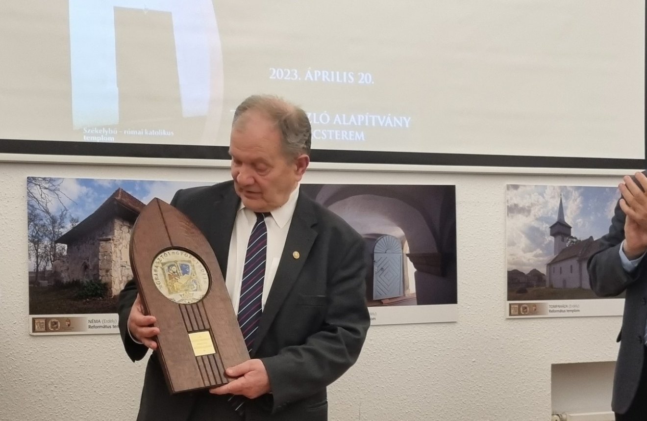 Kovács András marosvásárhelyi művészettörténészt a Rómer Flóris-terv – Megújuló épített örökség a Kárpát-medencében című budapesti eseményen díjazták •  Fotó: Teleki László Alapítvány – Facebook