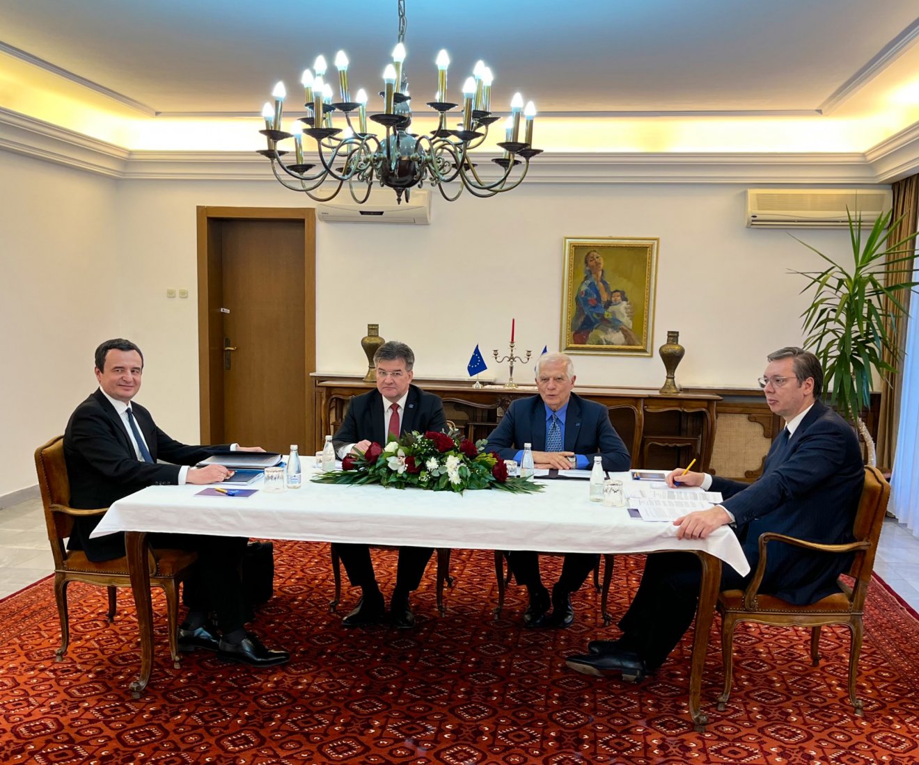 Albin Kurti (balra), Josep Borrell (balról a harmadik) és Aleksandar Vucic (jobbról) az ohridi tárgyaláson •  Fotó: Twitter/Josep Borrell Fontelles