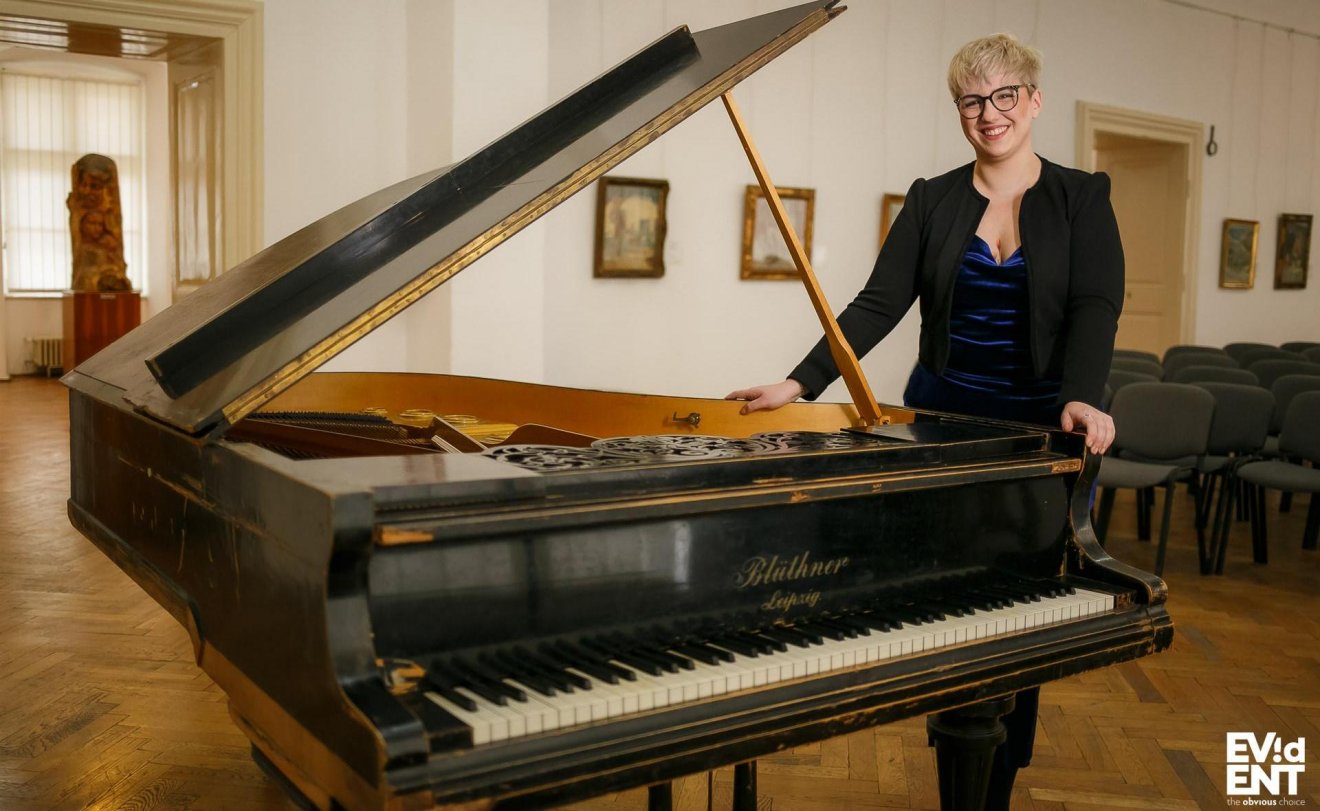 Az aradi kiállításmegnyitón Antal Anna-Andrea, a kolozsvári Gheorghe Dima Zeneakadémia hallgatója lép fel •  Fotó: Liszt Intézet Bukarest