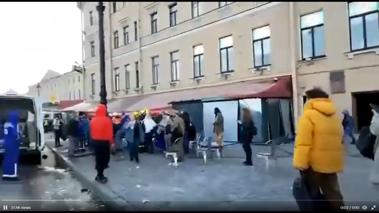 A robbanás következtében kitörtek a szórakozóhely ablakai és megrongálódott a terasza is •  Fotó: Videófelvétel