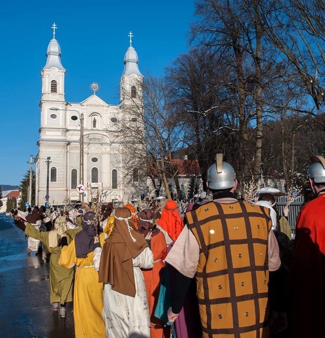 A csíksomlyói Kegytemplomhoz érkeznek majd a szereplők, a templom előtti téren adják elő a passiójátékot •  Fotó: Csíksomlyói Passió Csoport
