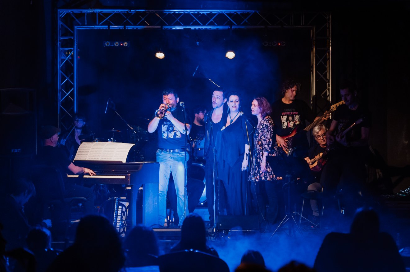 Költészet napi színészkoncert. Megzenésített verseket adnak elő a marosvásárhelyi társulat színművészei április 11-én •  Fotó: Tompa Miklós Társulat