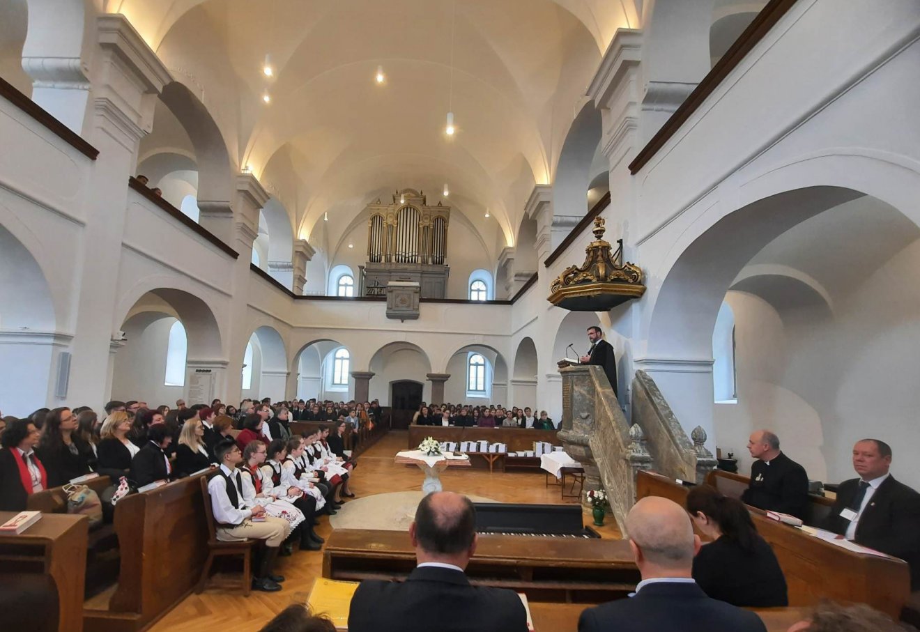 Kolumbán Vilmos József református püspökhelyettes szószéki szolgálata során gratulált a vallásolimpia részvevőinek •  Fotó: Berde Mózes Unitárius Gimnázium/Facebook