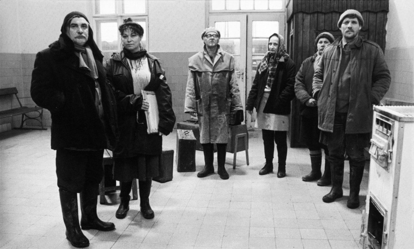 Egy vidéki, zűrös és kilátástalan közösséget ábrázol a film, amelynek tagjai a kommunizmus bukása után bizonytalan jövő előtt állnak •  Fotó: Művész Mozi/ Facebook
