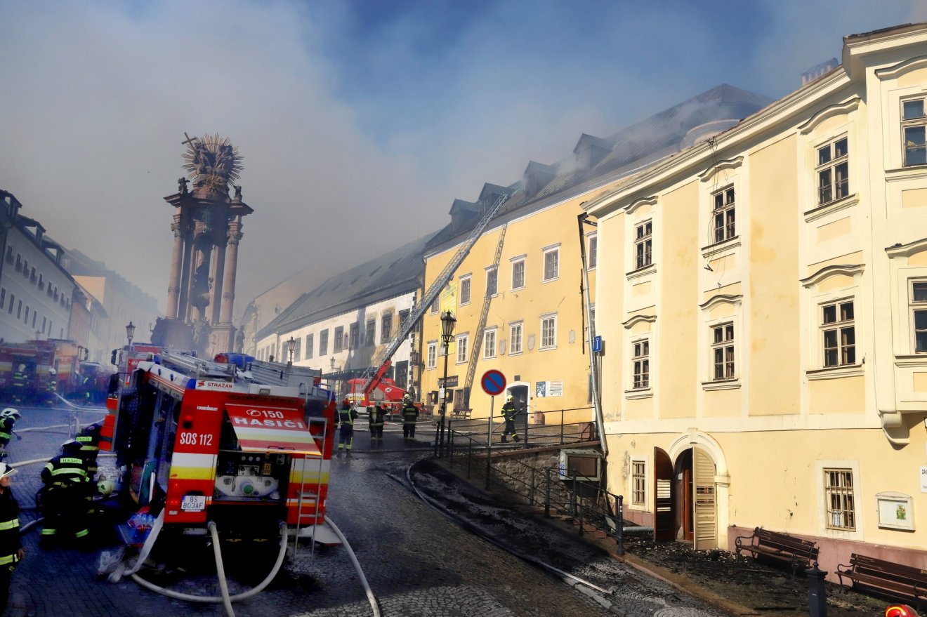 Tűzoltók szerint a lángok az erős szél miatt házról házra terjedtek •  Fotó: Aktuality.sk