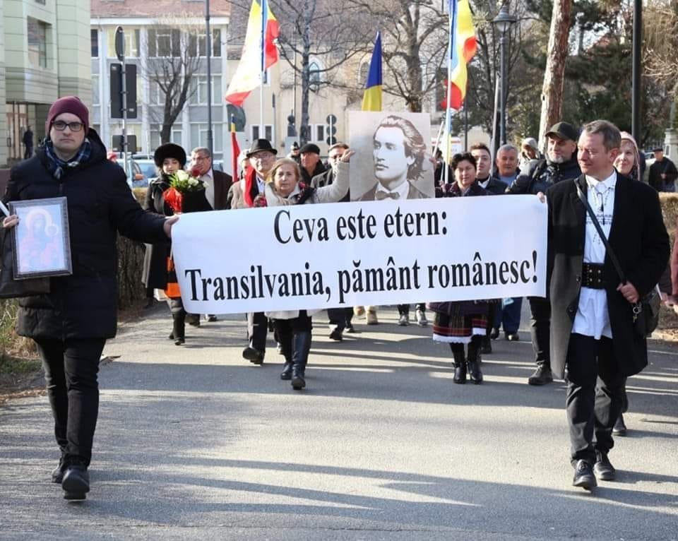 Târnoveanu (jobbra) és társai úton-útfélen hangoztatják, hogy „Erdély román föld” •  Fotó: Mihai Târnoveanu/Facebook