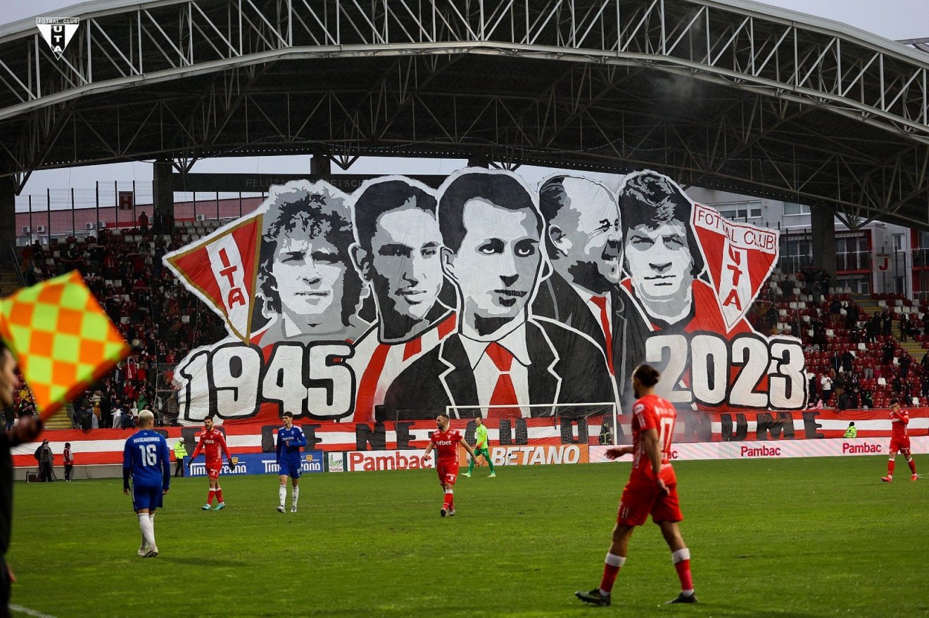 Az UTA szurkolói látványos koreográfiával, a múlt nagyjainak (Domide, Pecsovszky, Neuman báró, Dumitrescu, Brosovszky) felidézésével készültek az e hónapban szülinapos klub kupameccsére •  Fotó: Facebook/UTA Arad