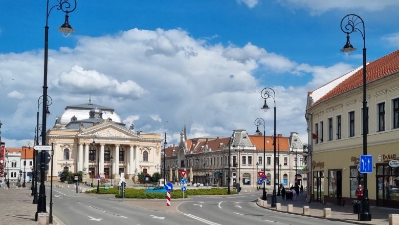A színház előtti térre várják a váradi magyarokat •  Fotó: Bálint Eszter
