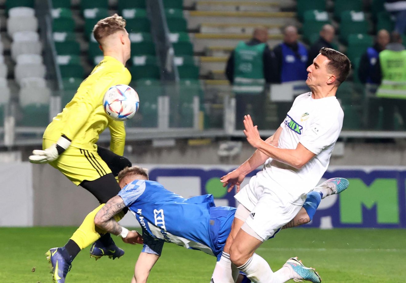 Az ütközés pillanata, kék mezben Zsóri Dániel •  Fotó: MTK Budapest