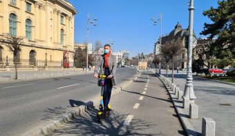 Tisztázatlan körümények között elütötte egy autós az USR rollerező alelnökét