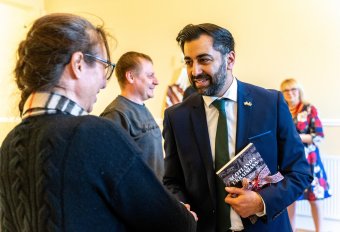 Hitet tett az ország függetlensége és EU-csatlakozása mellett Skócia első muszlim kormányfője