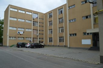 Tanárkéselés: elítéli az agressziót a miniszter, a kormányt bírálják a szakszervezetek, őrizetben a diák