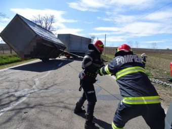 Felborította a heves széllökés a mozgásban lévő teherautó pótkocsiját
