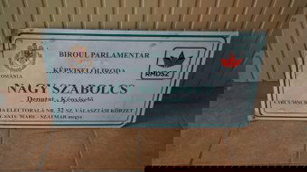 Megrongálták a kétnyelvű táblát a szatmári RMDSZ-es képviselő tasnádi irodáján