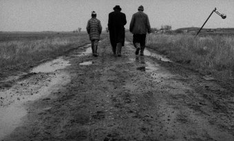 Tarr Béla hét és fél órás filmjét, a Sátántangót vetítik a kolozsvári Művész moziban