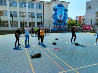 Büntetőeljárás indult a tanárát késsel fenyegető bákói diák ellen