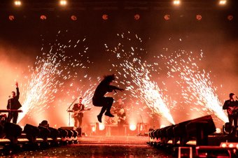 A Bagossy Brothers fellépésével, valamint a Duna fölötti világszenzációval nyitják a Színházi Olimpiát Budapesten