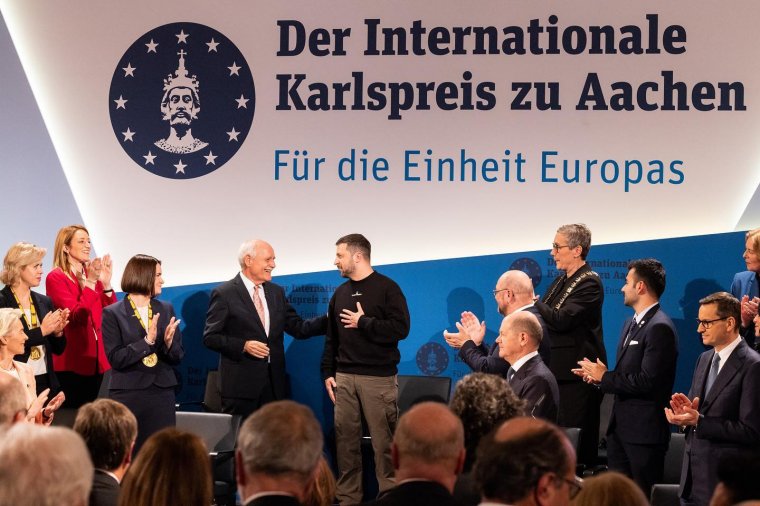 „Az ukrán nép Zelenszkij vezetésével Európát és az európai értékeket is védelmezi” – átvette a Károly-díjat az ukrán elnök