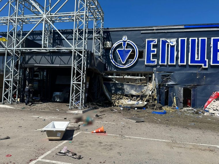 Többen meghaltak, amikor bevásárlóközpontot és pályaudvart bombáztak az oroszok Herszonban