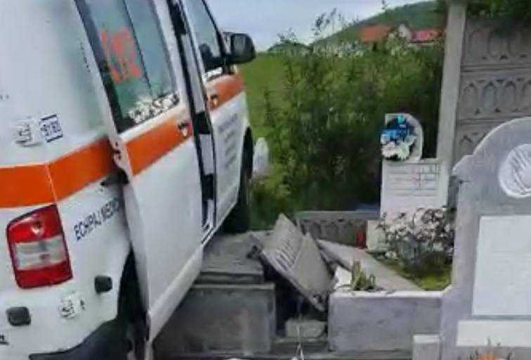 Elfelejtették behúzni a kéziféket, több sírt tönkretett egy mentőautó egy dévai temetőben
