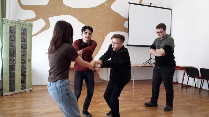 Sárika nénit robotra cserélik – Madách Falansztere és a többi szín tíz Bihar megyei diákcsapat fórumszínházi előadásában