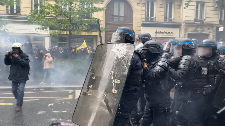 Több mint száz rendőr megsérült, közel háromszáz személyt őrizetbe vettek a franciaországi kormányellenes tüntetéseken