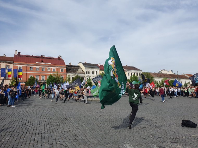 Síppal, dobbal, életerővel – „Birtokba vették” a magyar egyetemisták Kolozsvár Főterét (képriport videóval)