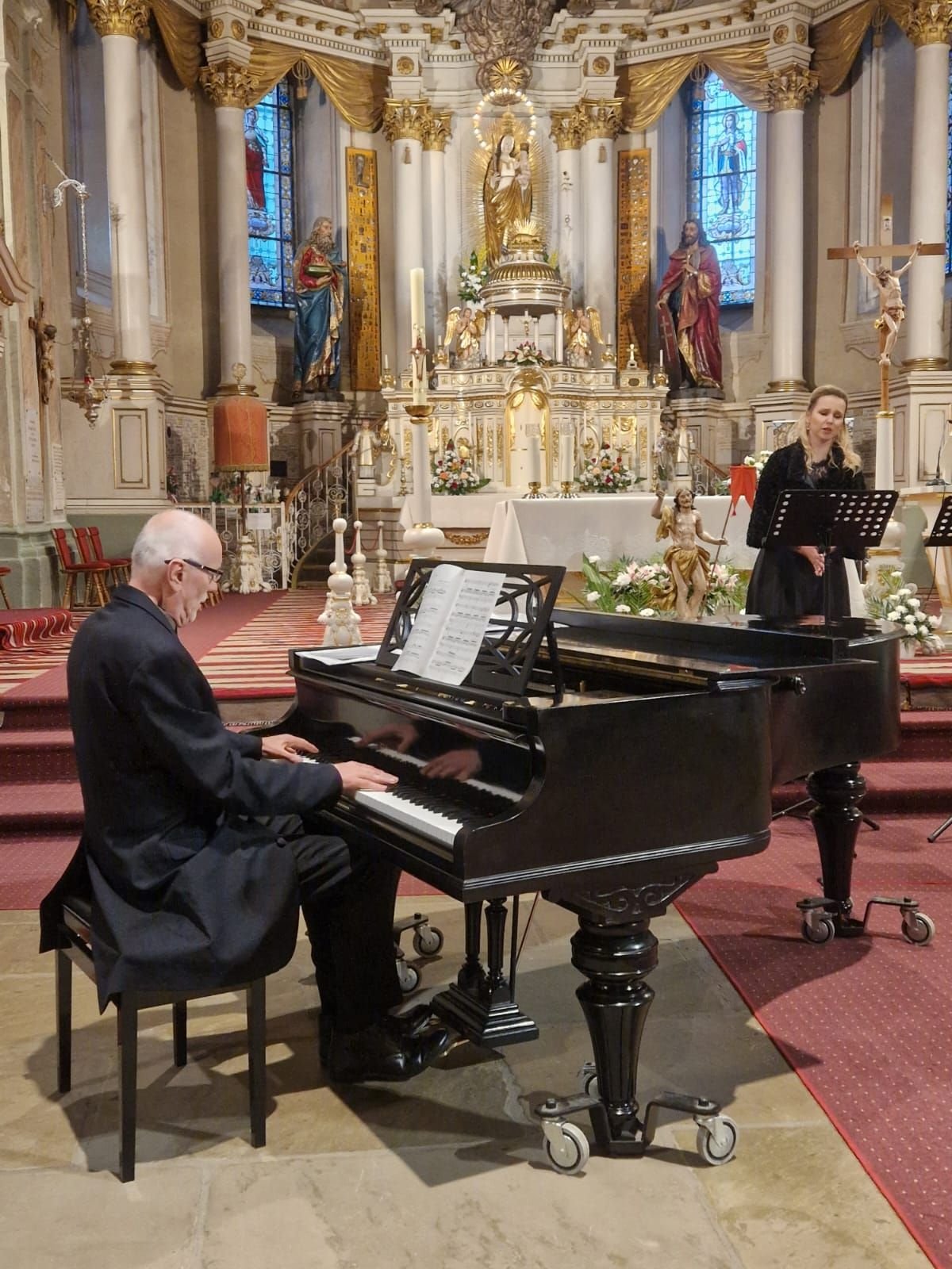 Ács János vasárnap a csíksomlyói Kegytemplomban lépett fel zenésztársaival •  Fotó: Mocsári László
