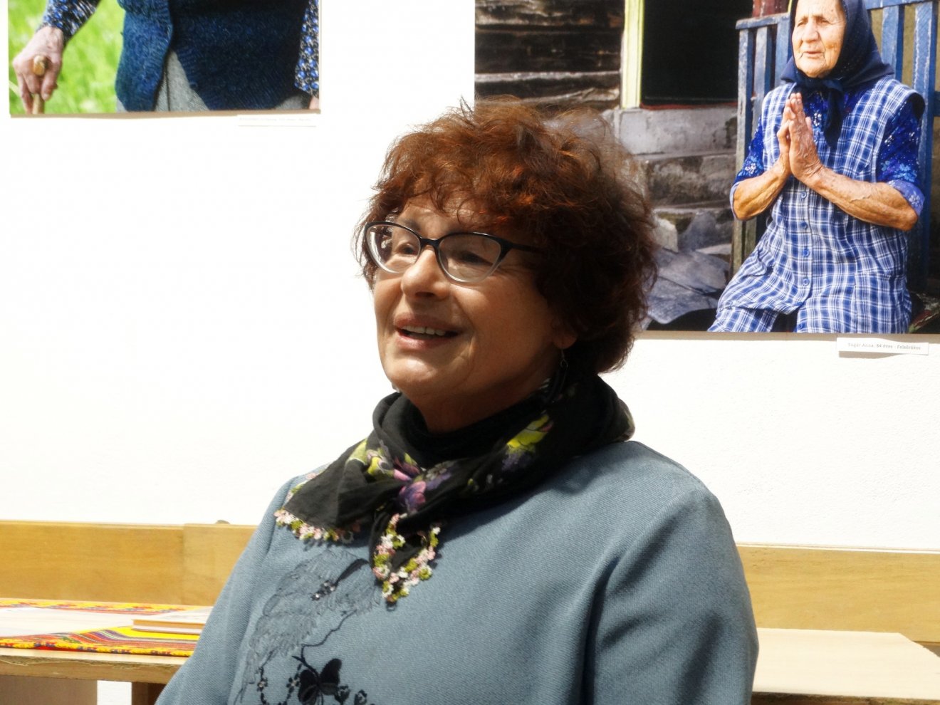 Bogdán Emese a családja szülőhelyén, gyermekkora helyszínén, az erdővidéki Baróton tartott könyvbemutatón •  Fotó: Bogdán Emese/Facebook