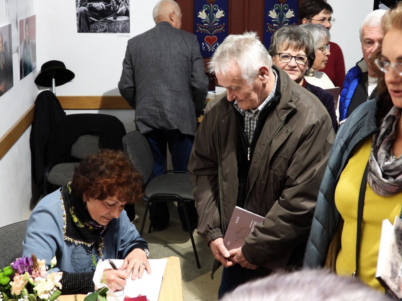 Dedikálás az Ipekakuána című kötet baróti bemutatóján tavaly novemberben •  Fotó: Bogdán Emese/Facebook