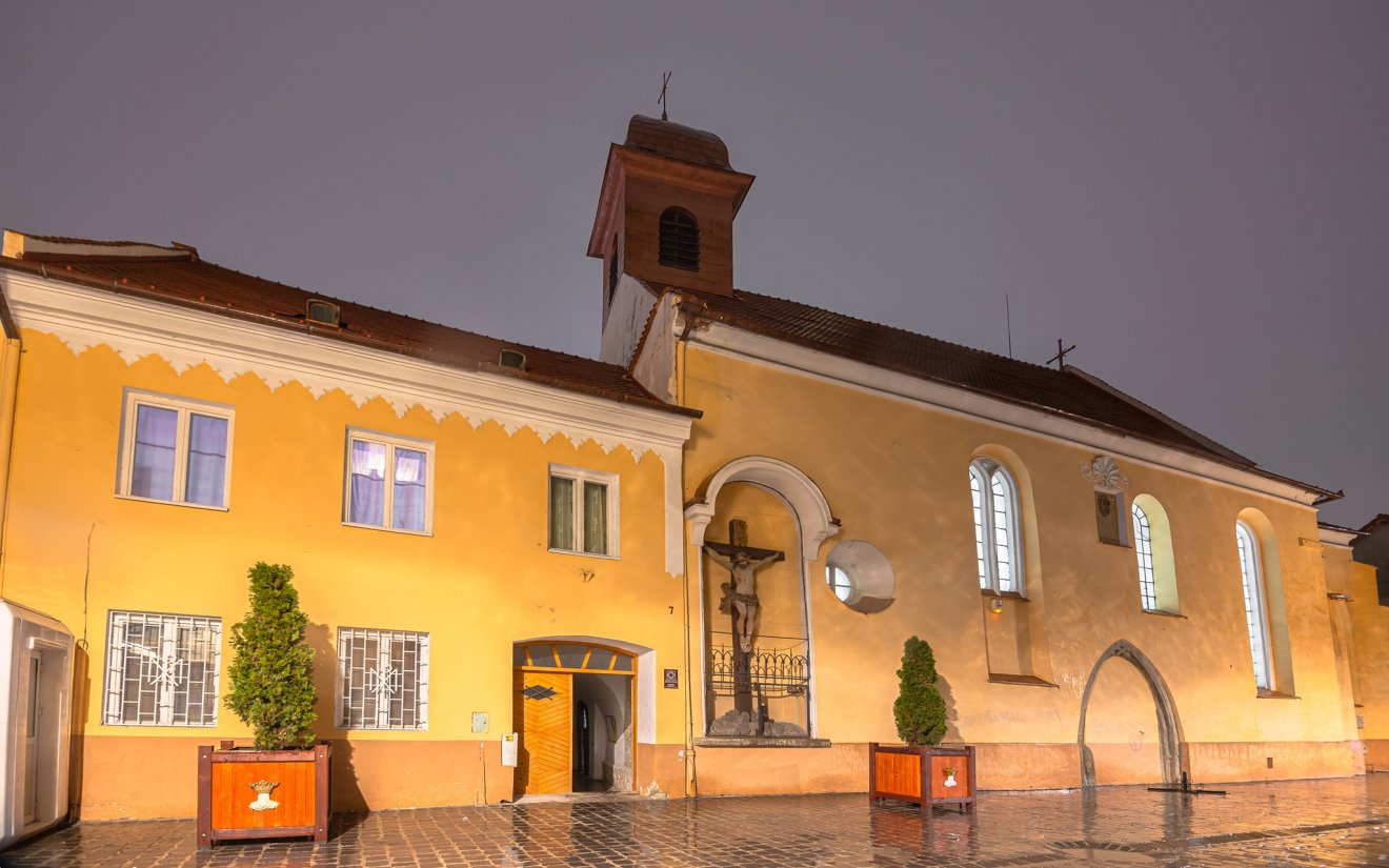 A Keresztelő Szent János ferences templom és kolostor Brassó történelmi központjában, a Szent János utca 7. szám alatt •  Fotó: Brassói ferences templom/ Facebook