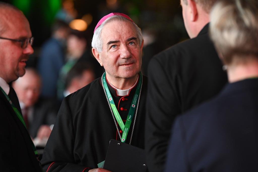 Egyházfők a kongresszuson. Pál József Csaba temesvári megyés püspök az RMDSZ nagygyűlésén, balra Bogdán Szabolcs János, a Királyhágómelléki Református Egyházkerület (KREK) püspöke •  Fotó: RMDSZ