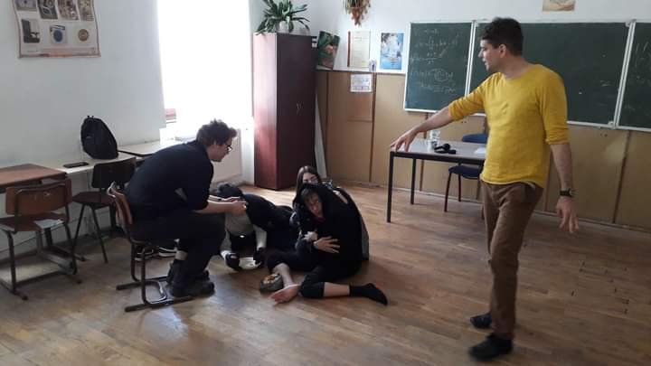 A nagyváradi Lorántffy Zsuzsanna Református Gimnázium csapata és Tasnádi-Sáhy Péter rendező (jobbról) •  Fotó: Színemről színedre/Facebook