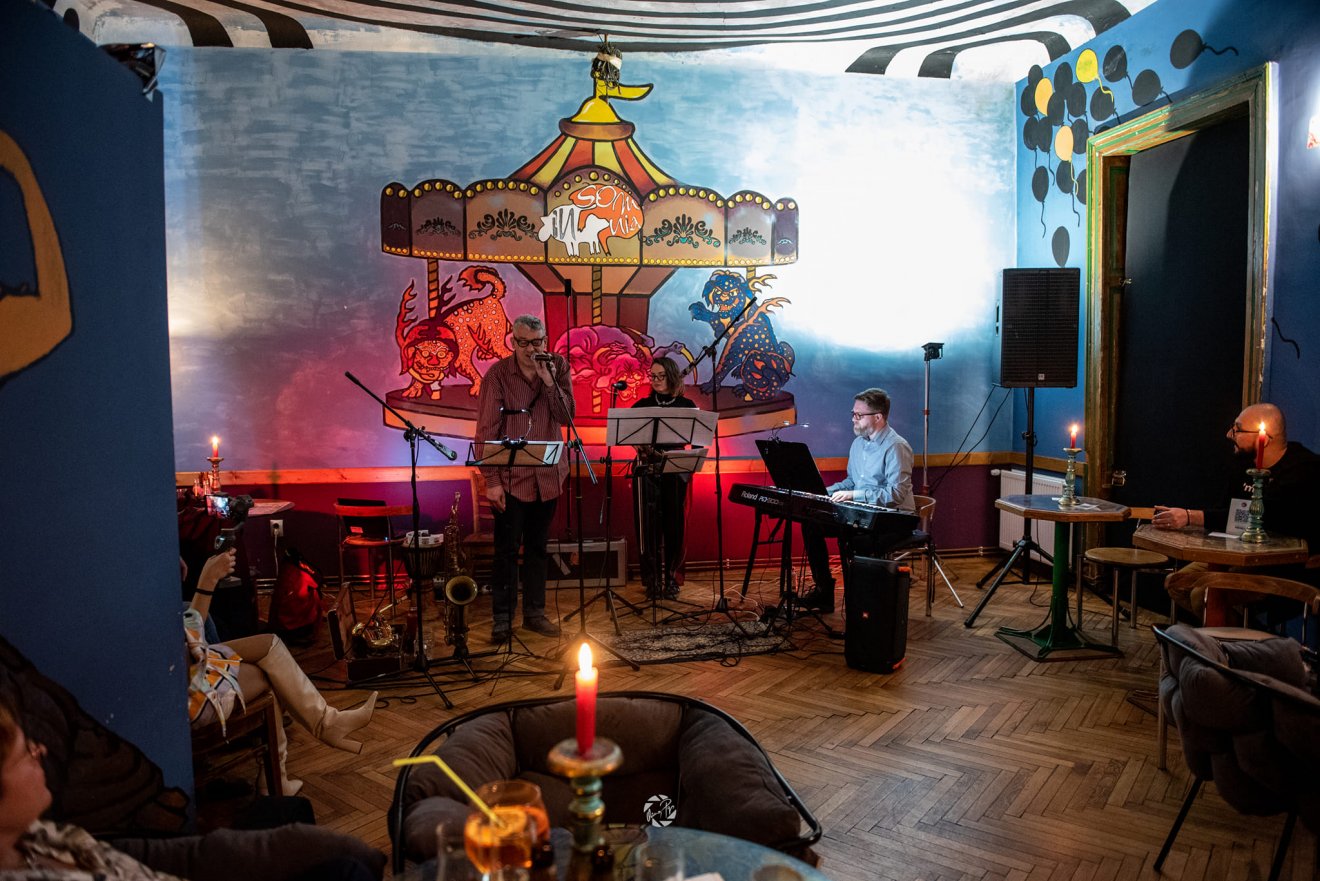 A fennállásának 27. évfordulóját ünneplő kolozsvári Insomnia Kávéház számos kiállításmegnyitónak, irodalmi körnek, jazz- és blueskoncertnek ad otthont •  Fotó: Insomnia Café&Bistro/Facebook