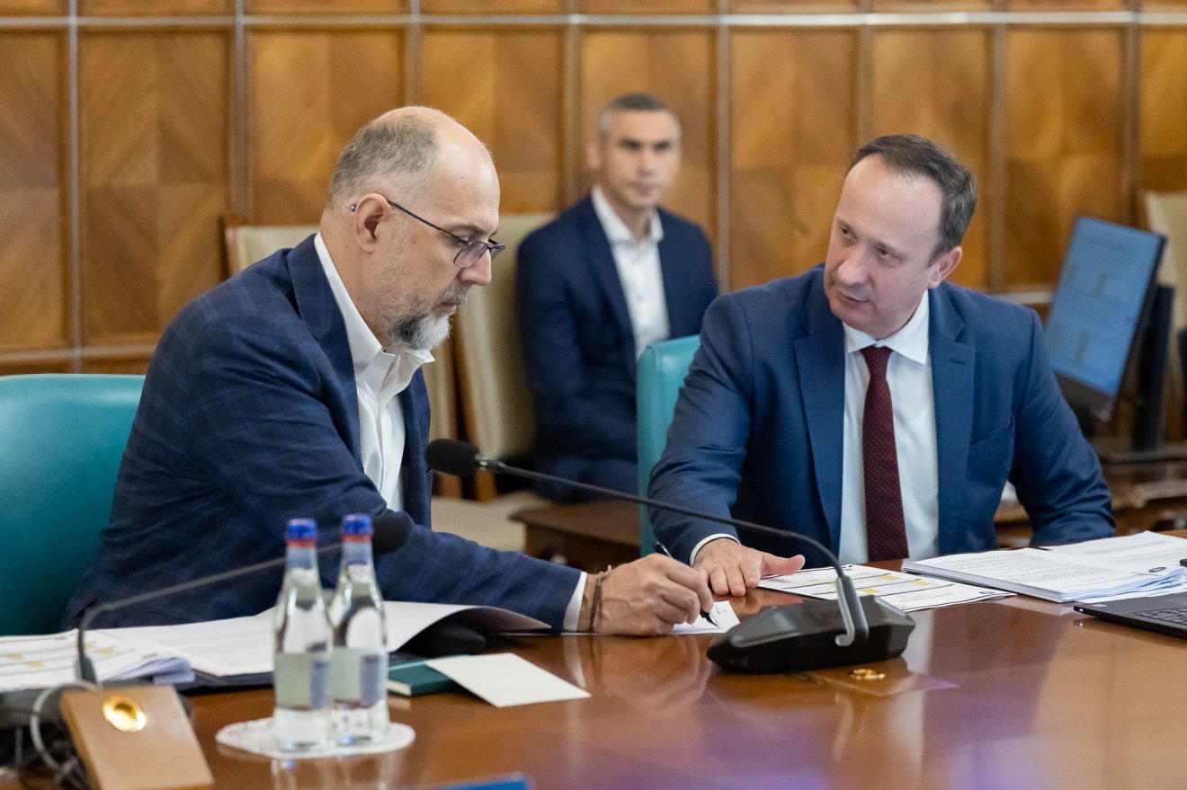 Kelemen Hunor egyeztet a büdzsé sarokszámairól Adrian Câciu pénzügyminiszterrel •  Fotó: Gov.ro