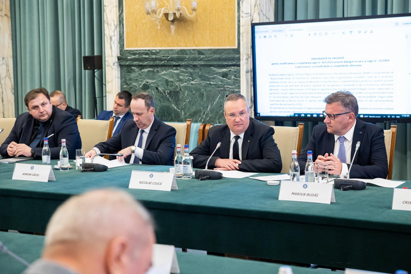 Nicolae Ciucă kormányfő a megbeszélésen, jobbján  Adrian Câciu szociáldemokrata (PSD) pénzügyminiszter •  Fotó: Gov.ro