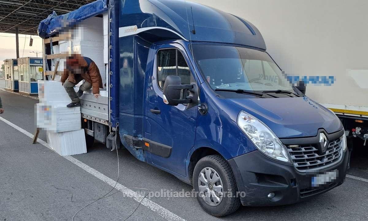 Szigetelő anyagok közé is rejtőztek a bevándorlók •  Fotó: Román határőrség
