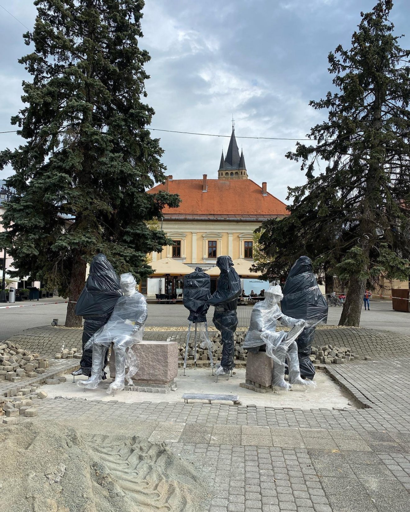 A város történelmi központjában, a régi főtéren tekinthetik meg az érdeklődők a Nagybányai Művésztelep alapítóinak szobrait •  Fotó: RMDSZ/Nagybánya