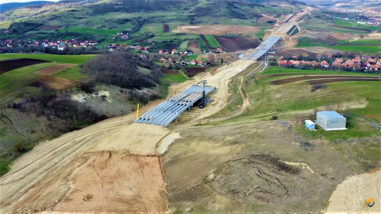A módosított nyomvonal alapján egy viadukt átszelné a temetőt vagy fölötte haladna Magyarnádason •  Fotó: Facebook/Asociația Pro Infrastructură