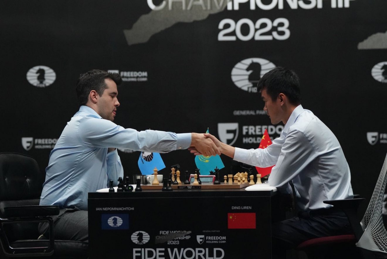 Az orosz Jan Nyepomnyascsijt győzte le Ting Li-zsen •  Fotó: chess.com/Facebook