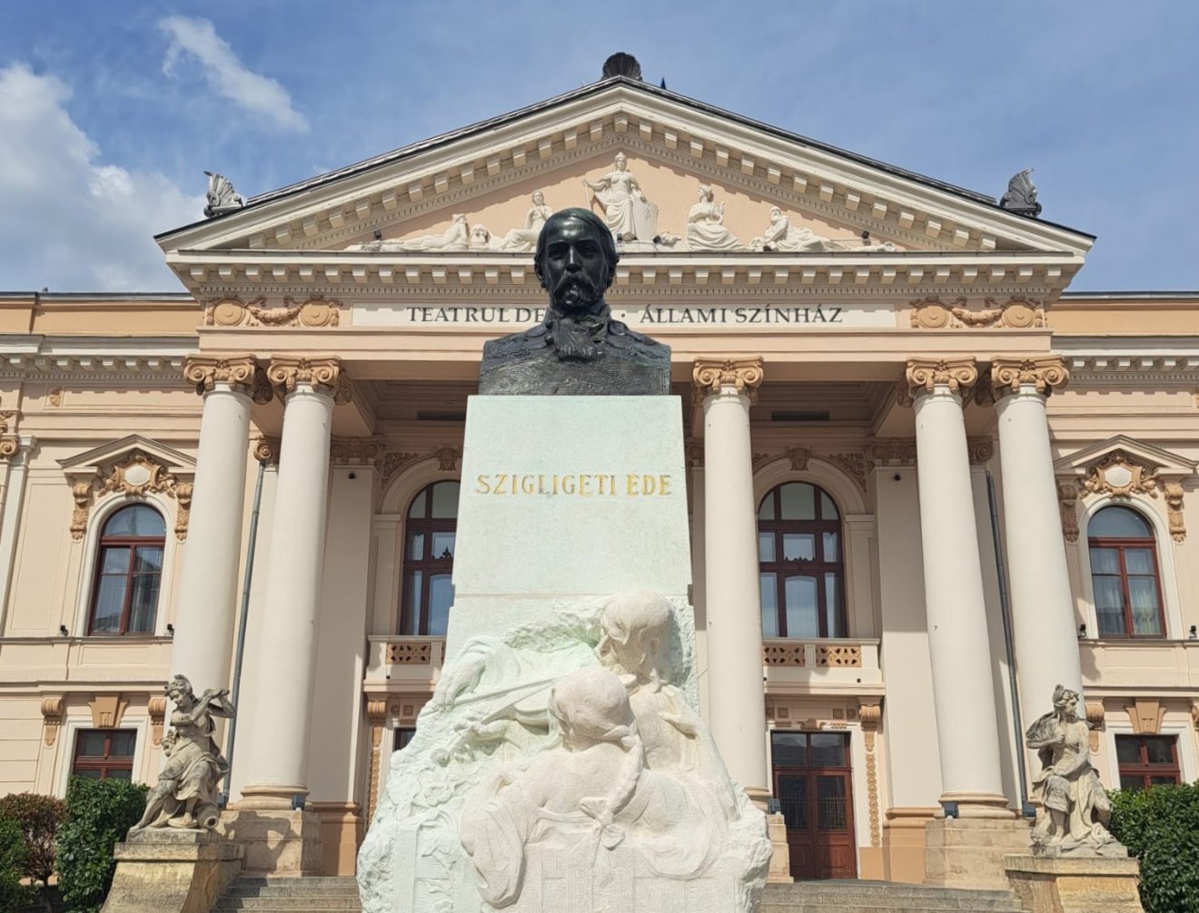 Szigligeti Ede (Nagyvárad, 1814. – Budapest, 1878.) drámaíró, színpadi rendező szobra a színház épülete előtt •  Fotó: Szigligeti Színház