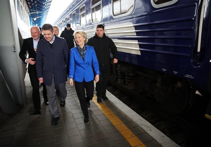 Befolyás nélkül? Ursula von der Leyen legutóbbi kijevi látogatásán •  Fotó: Twitter/Ursula von der Leyen