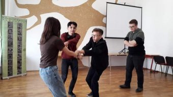Sárika nénit robotra cserélik – Madách Falansztere és a többi szín tíz Bihar megyei diákcsapat fórumszínházi előadásában